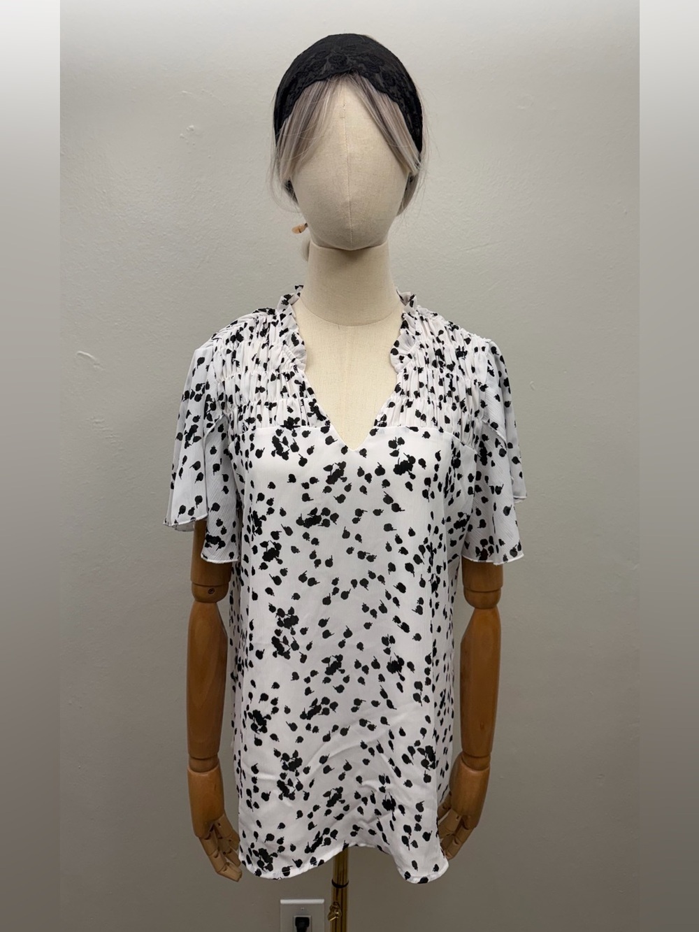 Dokotoo White Black Floral Print Pleated V Neck Flutter Sleeve Blouse M